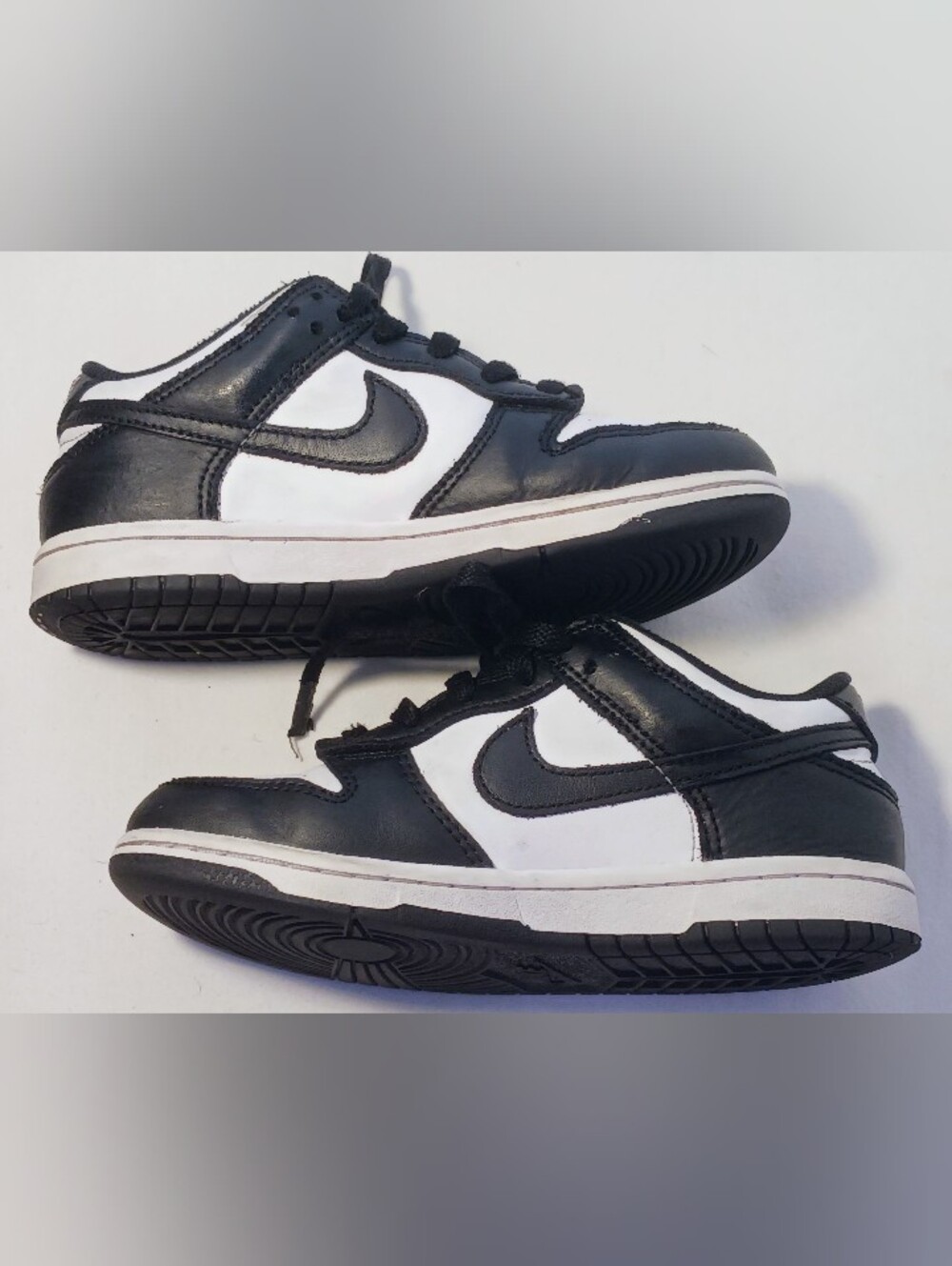 Nike Kids Black and White Low-Top Sneakers with Swoosh 1Y